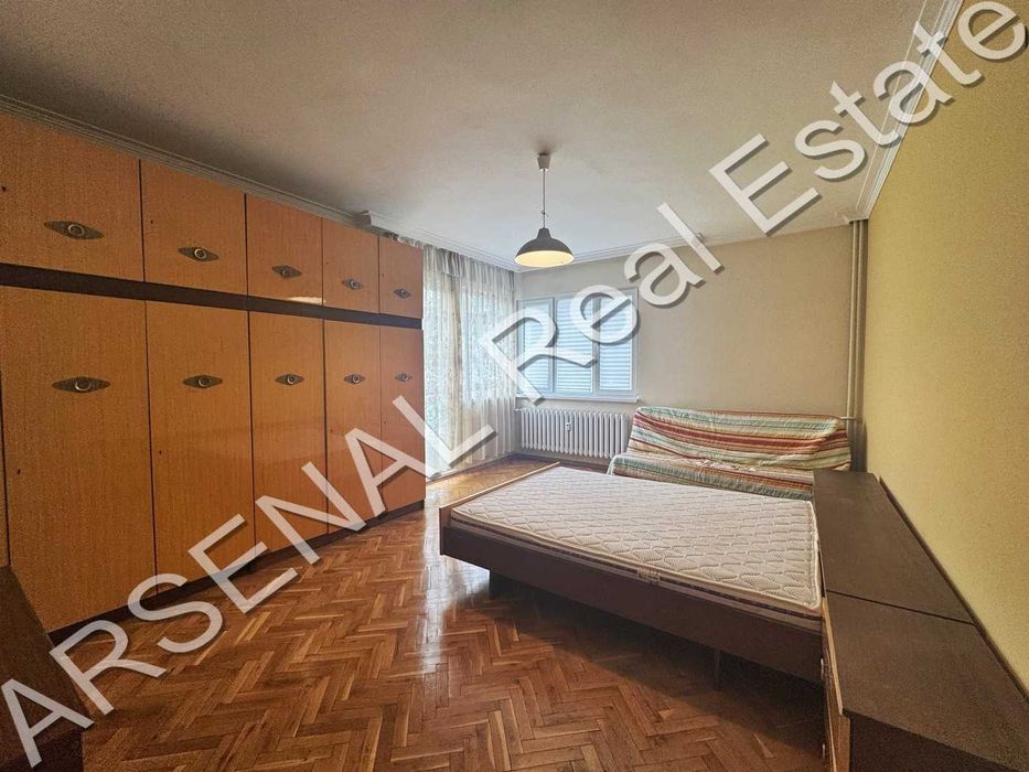 ПРОДАВА СЕ многостаен апартамент, кв. Изток