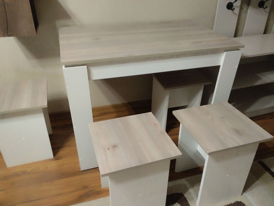 Кухонный стол с табуретами