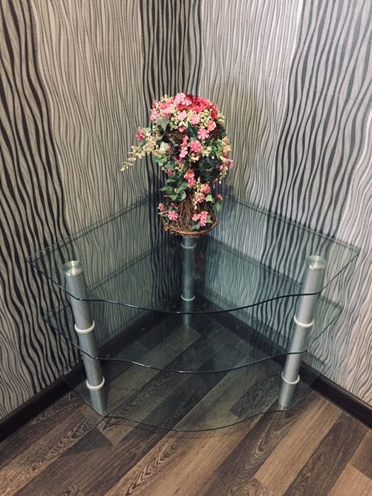 Продам стеклянный стол