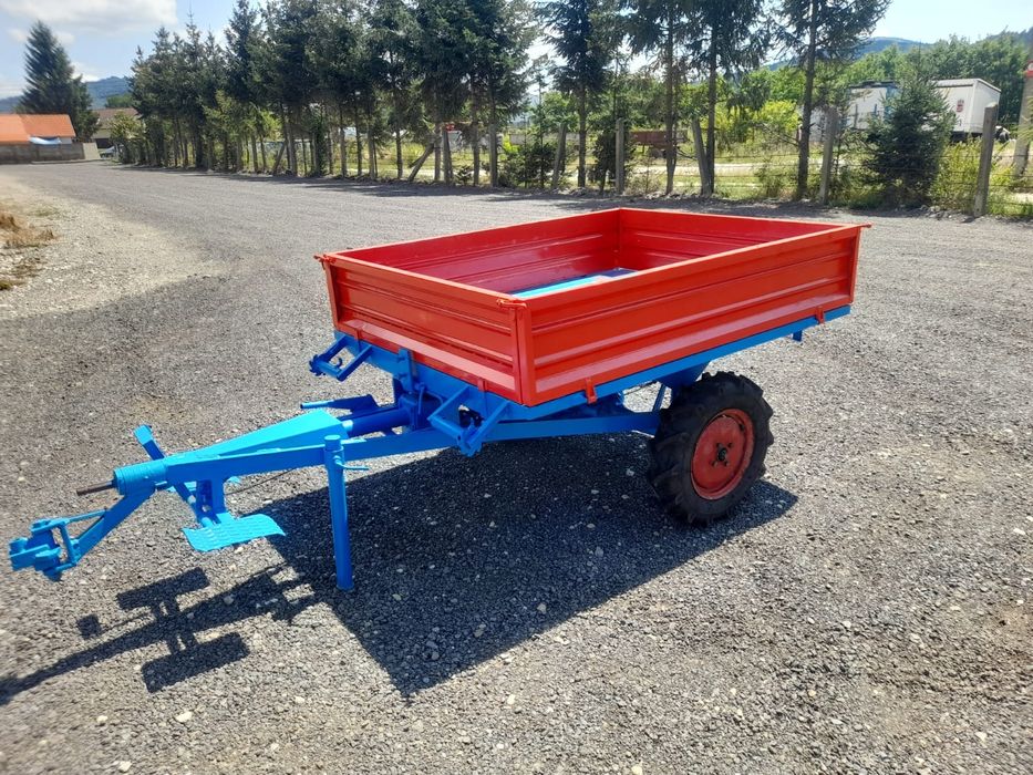 Remorca tractoras basculabila