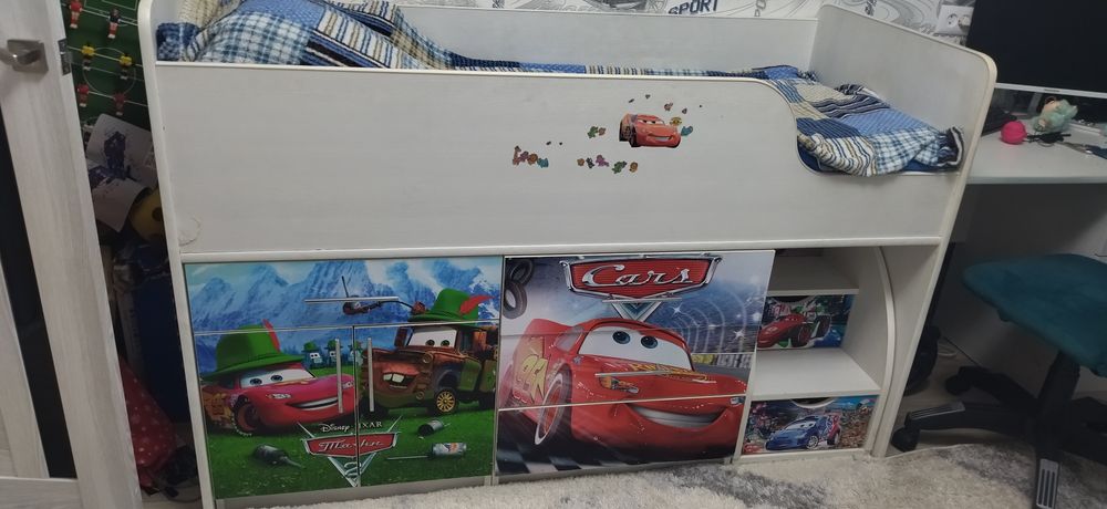 Продам детскую кровать с матрасом.