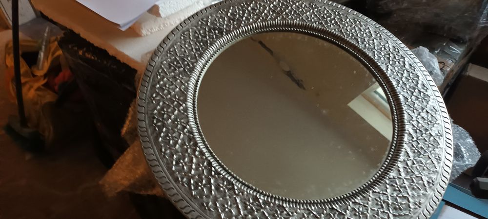 Oglinzii cu rame din inox , noi nouțe,  una rotunda și una pătrată.