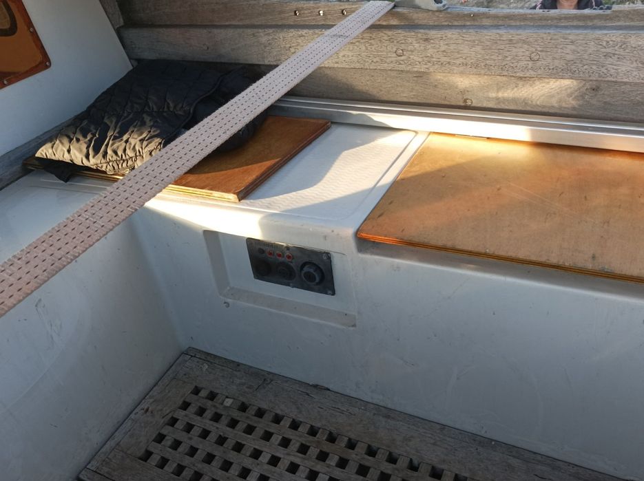 Продавам ветроходна лодка