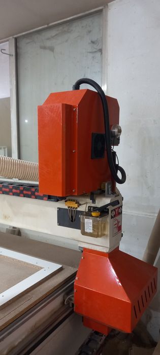 CNC фреза със серво двигатели и вакуум маса