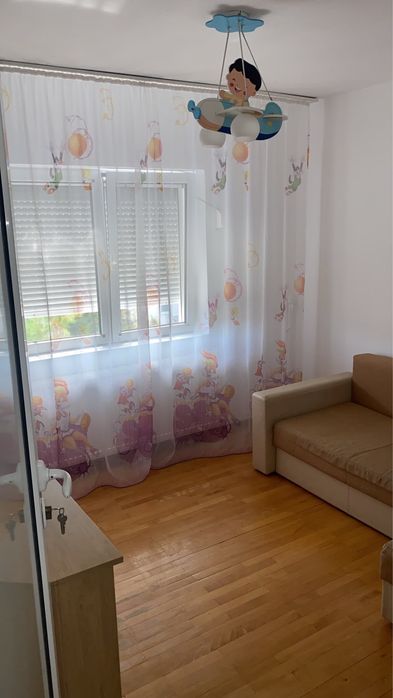 Inchiriez apart in Boul Rosu, Directia Venituri,  3 camere, 2 bai, total decomandat, etaj 4, clima, centrala proprie. Total mobilat si utilat.