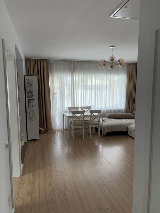 Vând casă mobilată!