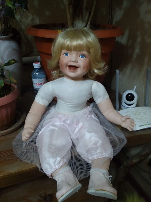 Кукла фарфоровая