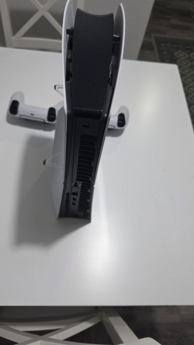 PlayStation 5 slim Model cu cd+2 manete si Cont cu 9 jocuri instalate!