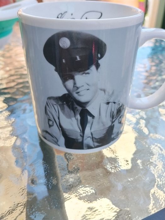 Vând cana cu Elvis Presley!