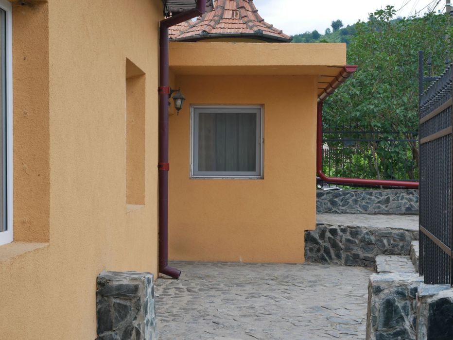 Casă cu teren de vânzare – sat Slobozia, comuna Stoenești, jud. Argeș – 30.000 €