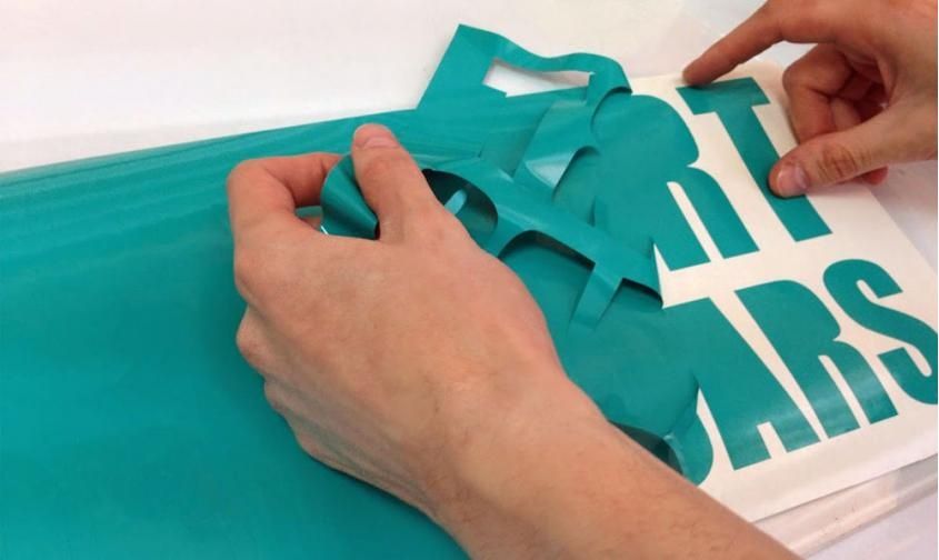 Печать стикеров, этикеток на пленке с контурной резкой