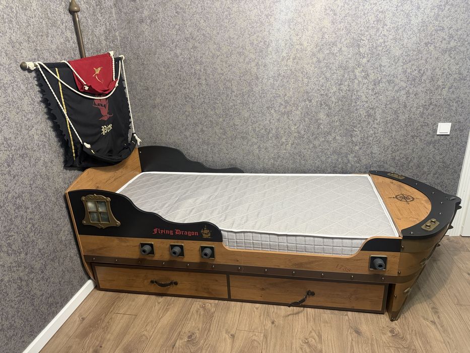 Продам спочно  детский кровать и шкаф