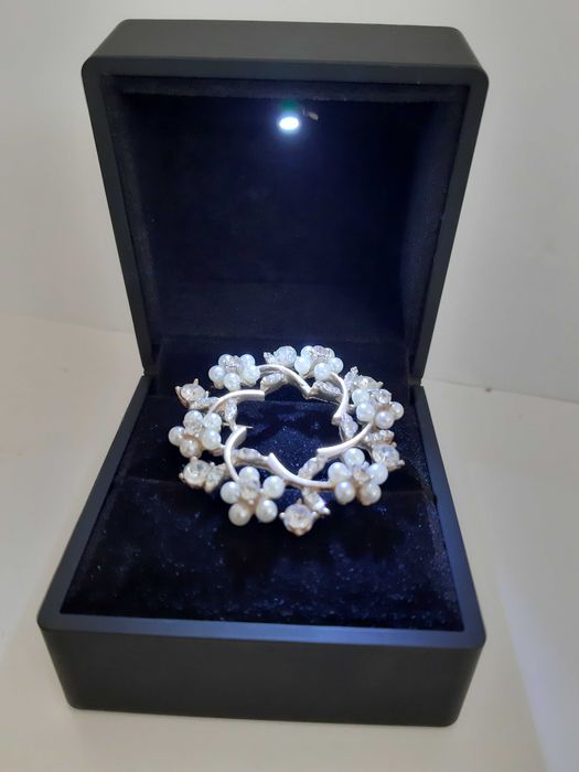 Brosa in cutie cadou de lux stil Teilor cu led