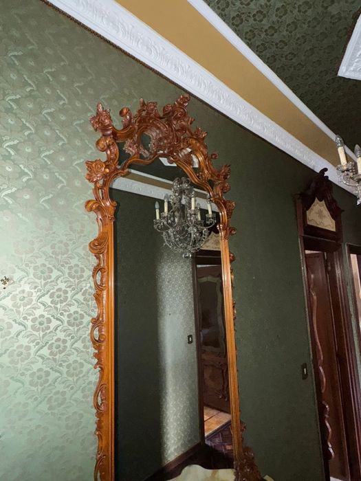 Consolă cu oglindă în stíl clasic baroc, realizată din Lemn masiv bogat sculptat manual, cu blat dín marmură naturală. Set impunător şi rafinat