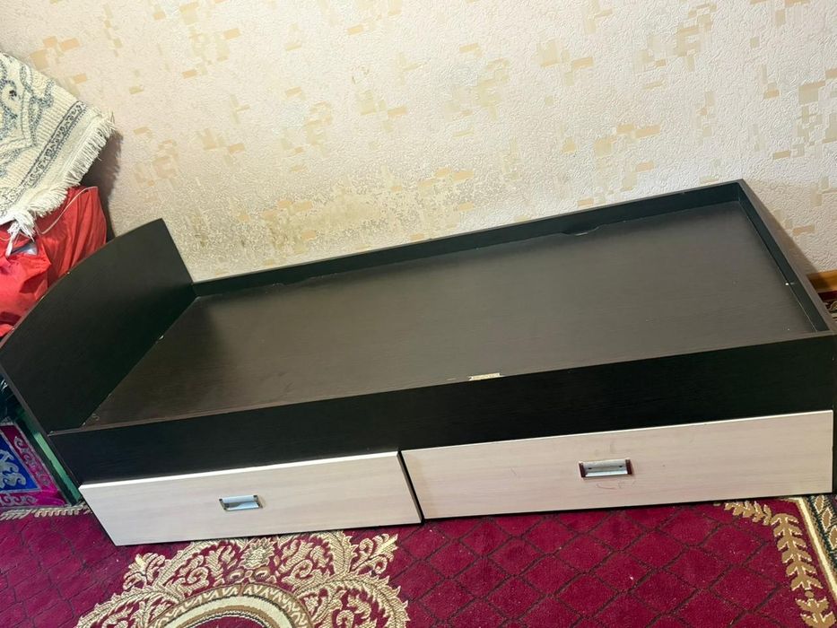 Продам 2 кровати и стол