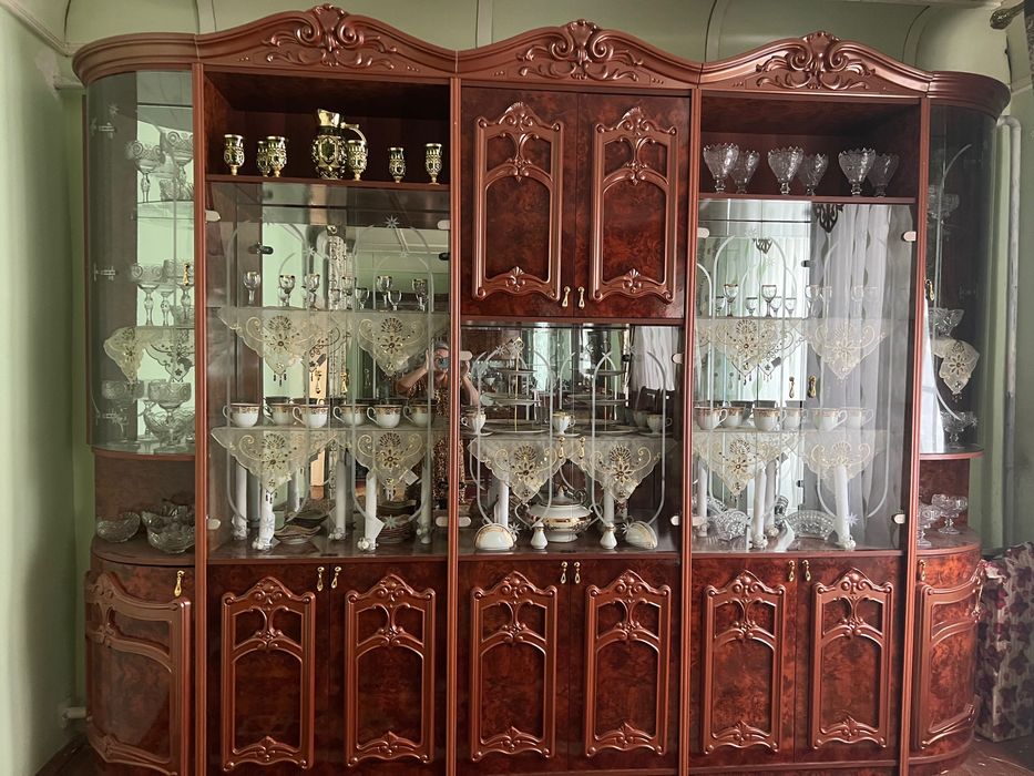 Стенка для гостиной хорошего состояния почти новая