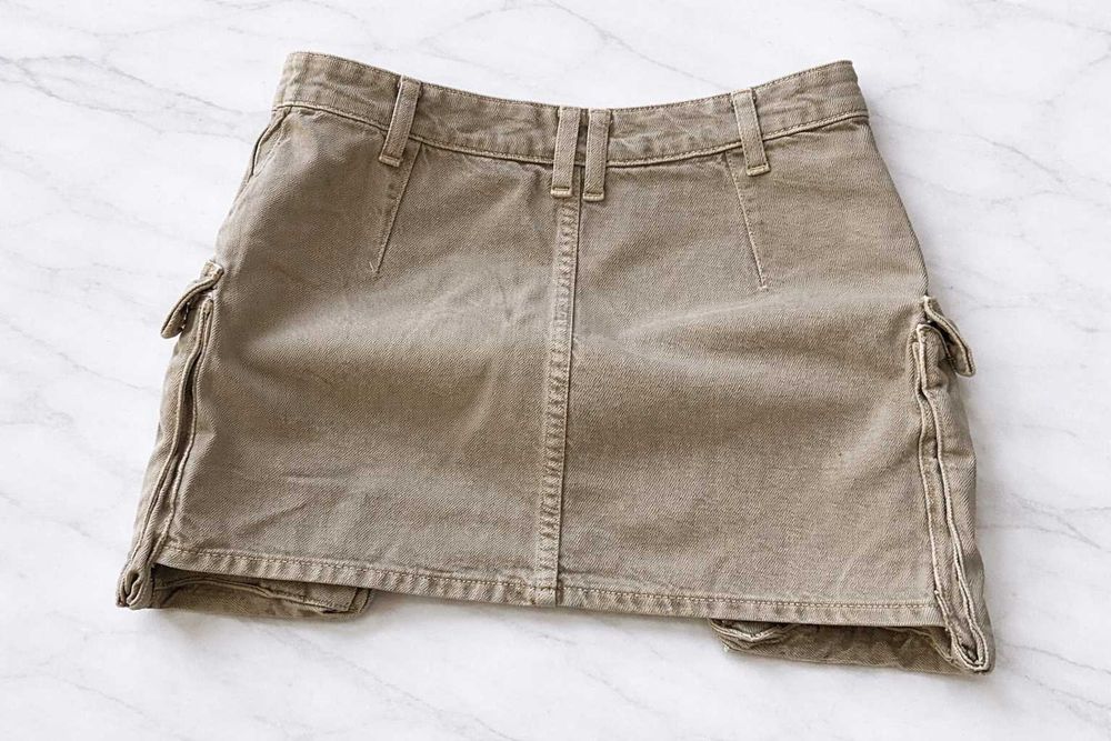 дънкова зелена къса пола носена без забележки на баленсиага с джобове balenciaga