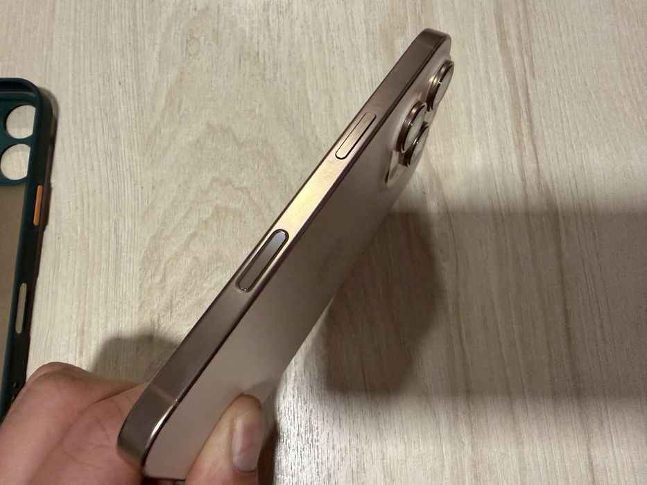 Продавам като нов Iphone 16 pro 256gb.с гарнция