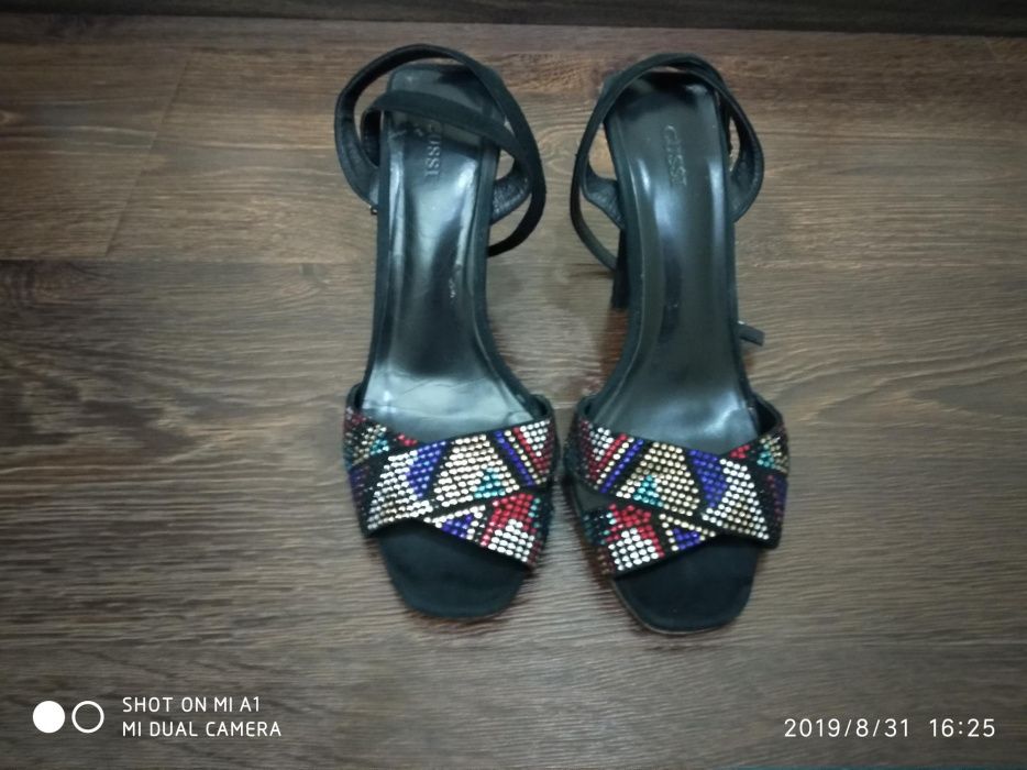 Продаются замшевые женские босоножки