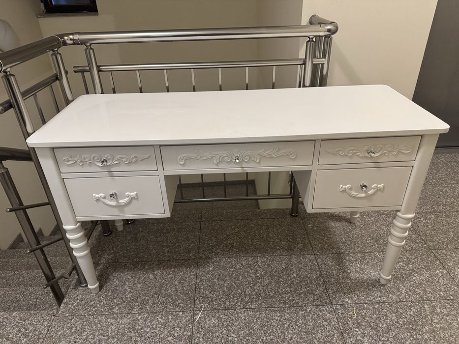 Масивно бюро.