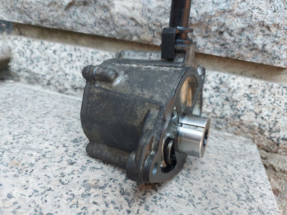 Вакуум помпа Мерцедес Ц , Е , Вито / Mercedes C 204 , E class 212