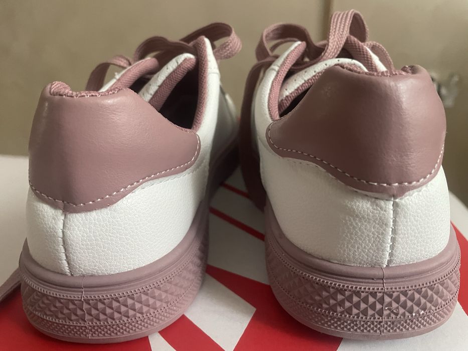 Спортни обувки номер 37