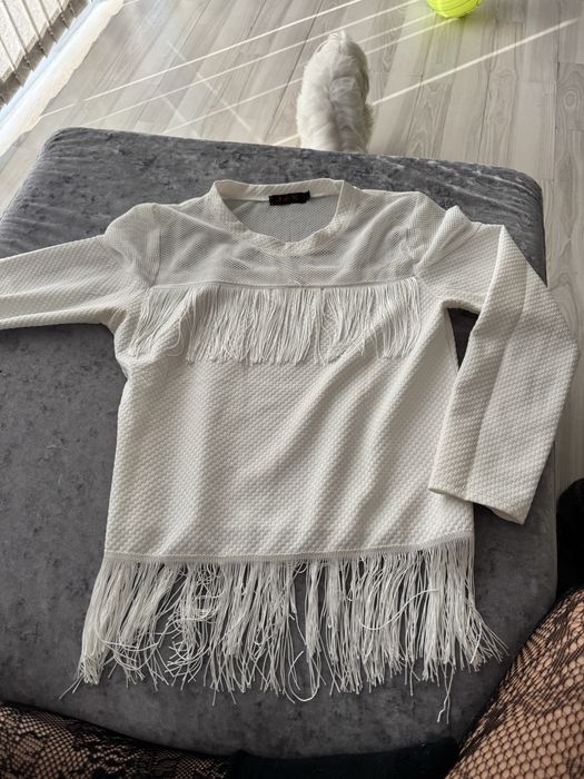 Бяла блуза с дълъг ръкав мрежа и ресни