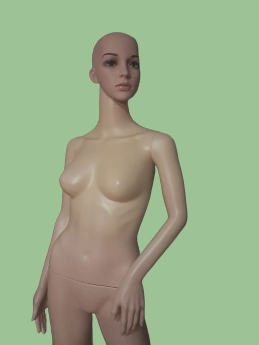 женски манекен - чисто нов