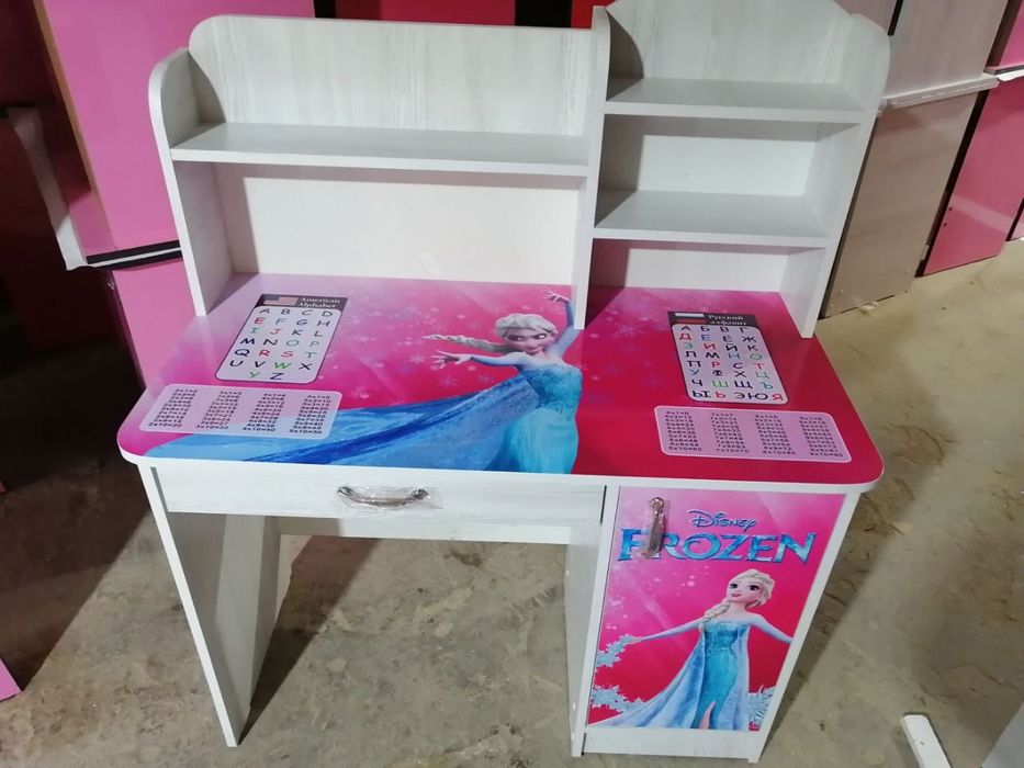 Bolalar uchun yozuv stoli sevimli qahramonlar bilan