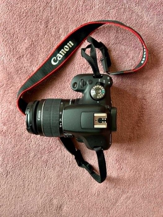 Canon EOS 2000D + obiectiv EF-S 18-55mm IS II + geantă foto