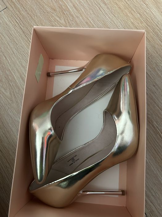 Златни обувки с висок ток