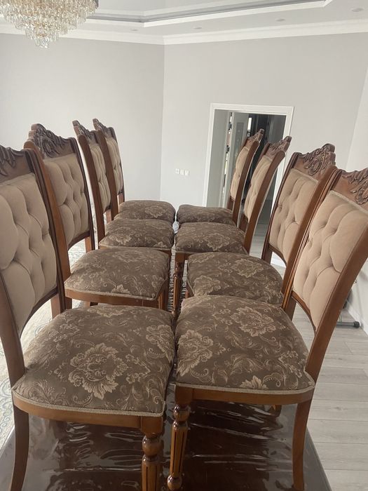 Стол и 8 стуля для гостиной