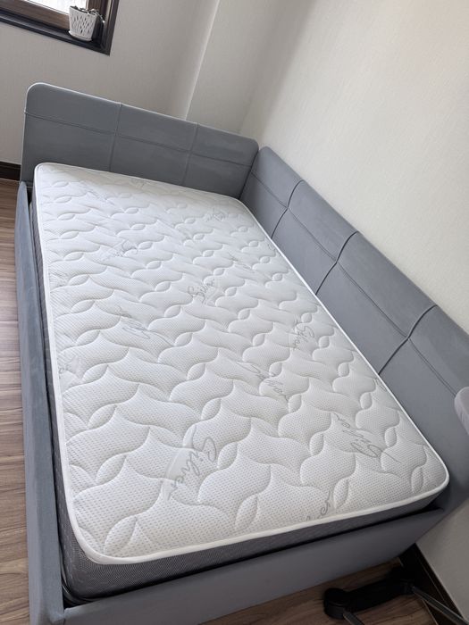 Кровать с матрасом новая