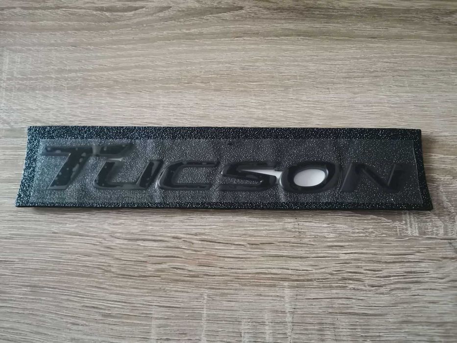 черен надпис Hyundai Tucson