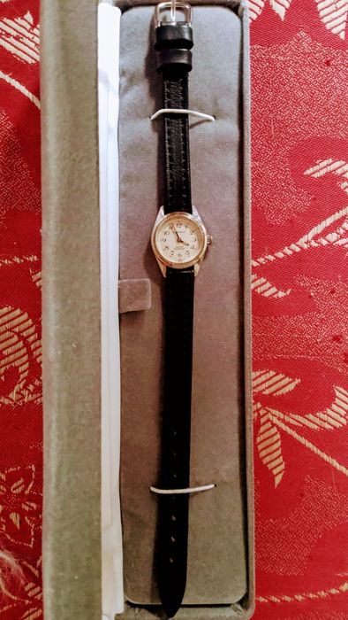 Ceas Caravelle by Bulova Suisse made Vintage Mecanism Analog  Alb Argintiu Water Resistant 30 ATM  Curea  Cutie Perfecta  Stare 399 Lei Negociabil