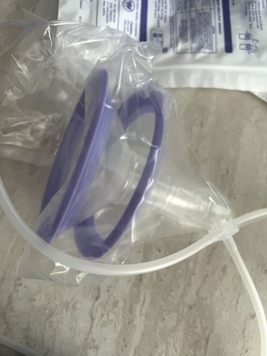 Cadou Bebeluș nou cu masa și accesorii + Carte noua interactivă cu sunete la Pompa de san dubla electrica 2 in 1 Lansinoh