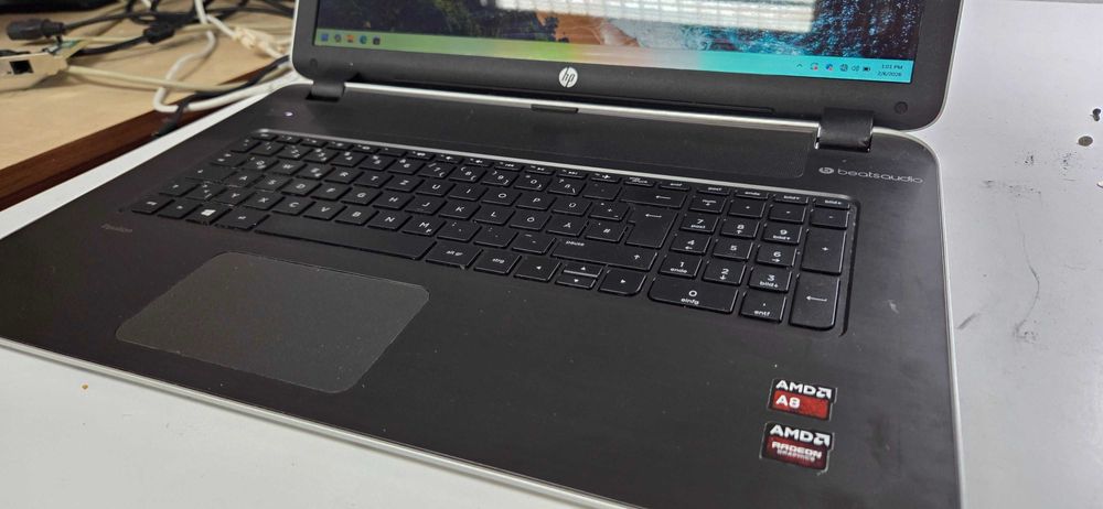 Laptop HP 17.3” – AMD A8 / SSD 256GB – ecran mare – funcțional