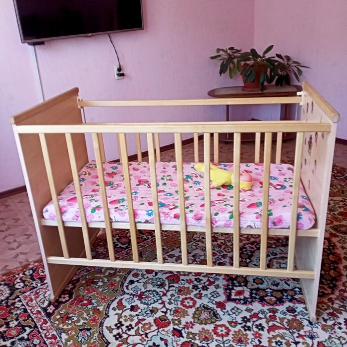 Продам недорого детскую кроватку.