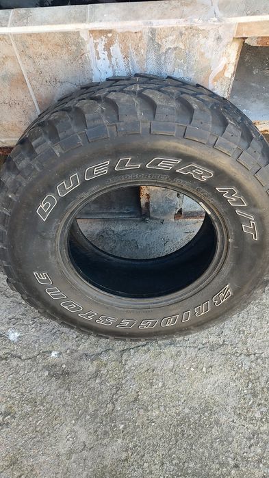 Гуми за джип Bridgestone.