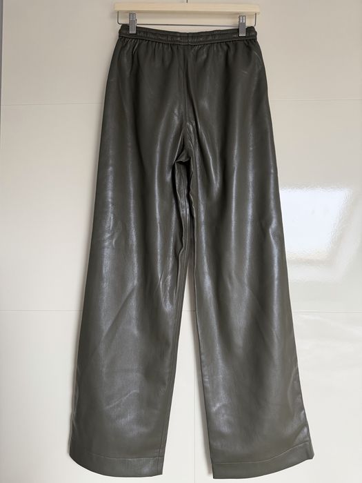 Pantaloni superbi din imitație de piele Mango