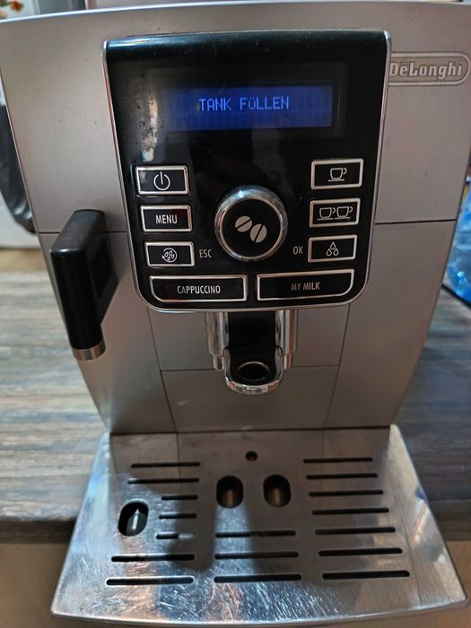 Продавам кафемашина DeLonghi ECAM (за ремонт или за части)