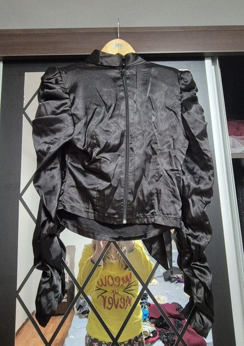 Bluza damă neagră din satin cu maneci bufante
Aceasta este o bluză nea