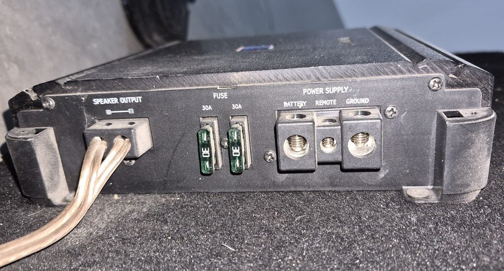 Продается сабвуфер "Helix", с усилителем "Alpine"