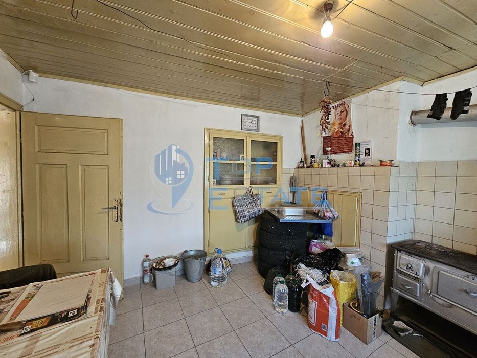 Двуетажна тухлена къща с гараж и голям двор в село Добромирка