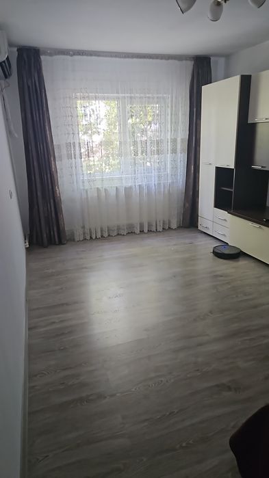 Închiriez apartament