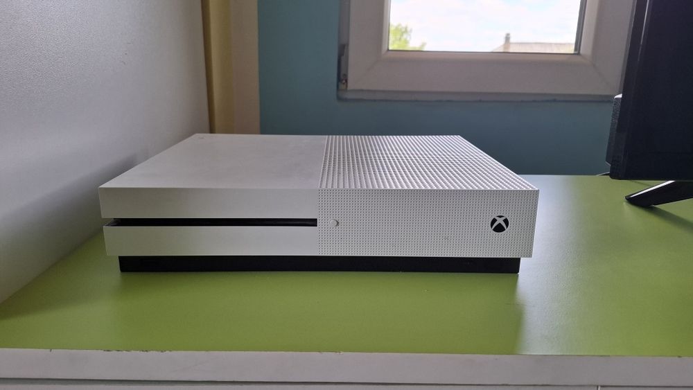 Xbox one s 1tb+ 2 manete + 5 jocuri