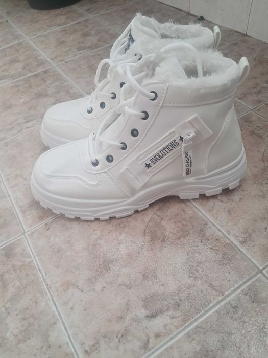 Спортни обувки купени от тему