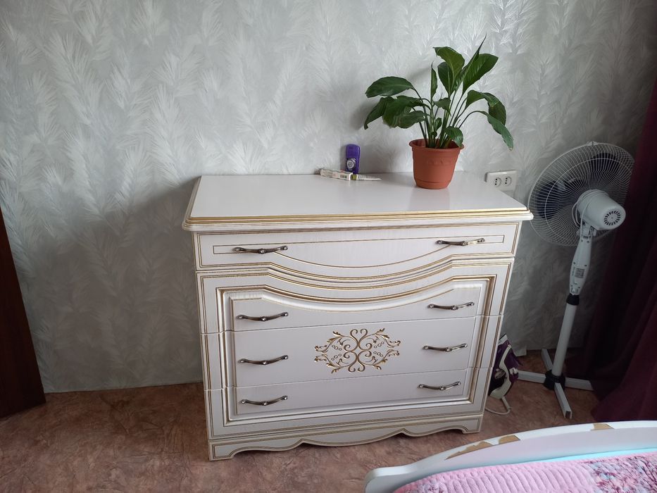 Срочно продам гарнитур.