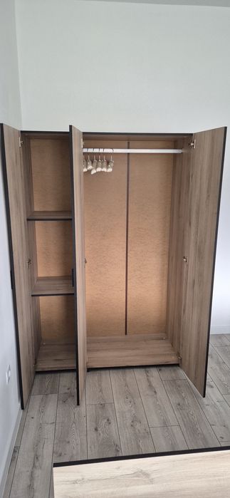 Vând mobila dormitor Set Mobila Dormitor Irim Treff II , Pat 160x200 cm, Dulap 3usi, 2 Noptiere, Comoda,