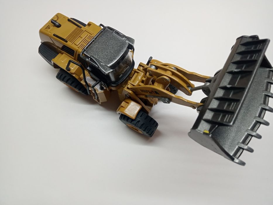 Игрушечный трактор, полностью из железа